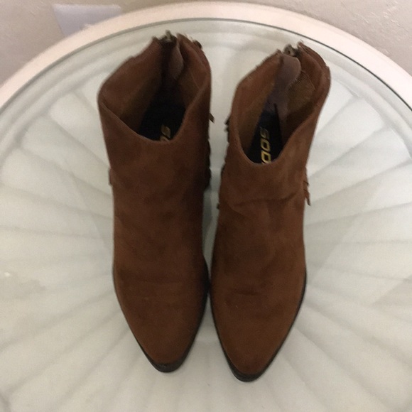 SODA Women’s Fringe Ankle Booties. Size 6 - Picture 9 of 11
